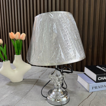 Llambë tavoline me bazë metalike formë klasike dhe abazhur konik dekorativ