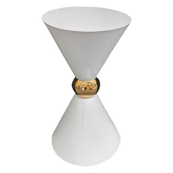 Tavolinë për evente në formë grykë hinke dhe midis tyre një sferë metalike në ngjyre ari, masa e vogël