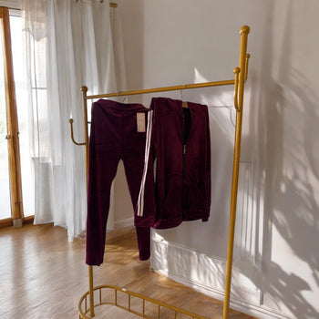 Kostum velvet me vija të bardha