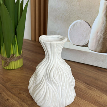 Vazo qeramike me vijëzime vertikale, me strukturë me kokrriza