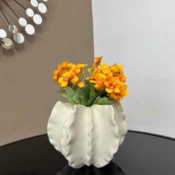 Vazo dekorative qeramike rrethore, me vija të përdredhura anësore