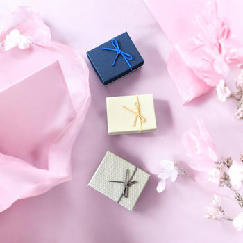 Kuti për bizhuteri madhësi mesatare me fjongo anësore