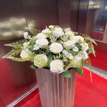 Buqetë dekorative me mini peony të bardha