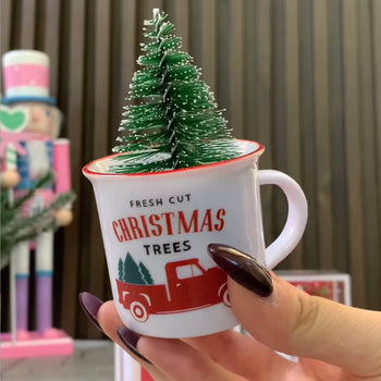 Filxhana kafeje të vegjël me motive të ndryshme për Vitin e Ri