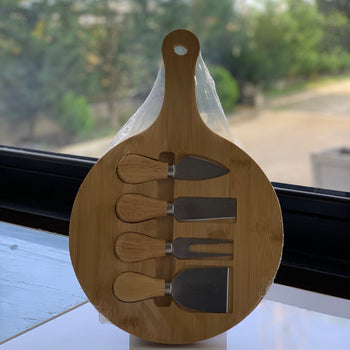 Pjatë antipaste druru me thika