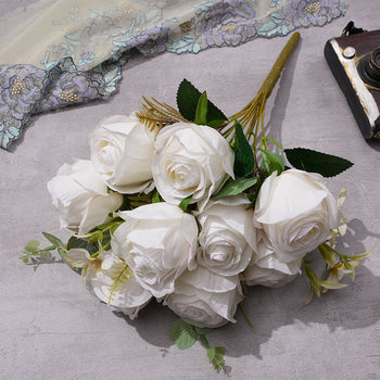 Buqetë artificiale me trëndafila të bardhë, dekor dhe i përjetshëm