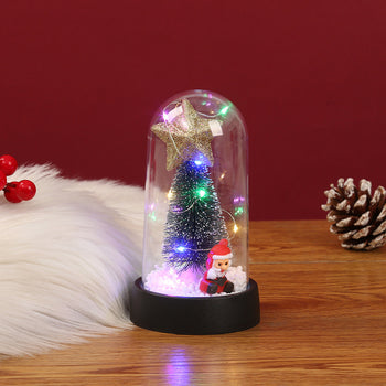 Kupolë qelqi me pemë Krishtlindjesh, babagjysh dhe yll të madh