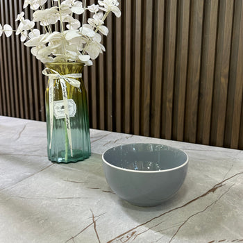 Tas qeramike minimaliste gri për servirje