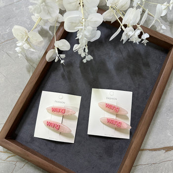 Kapëse flokësh fashion me mbishkrim “Wang” set 2 copë