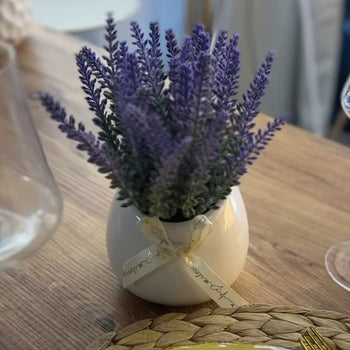 Vazo e shtypur me fjongo në ngjyrën e bardhë me lule lavender artificiale