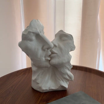 Vazo qeramike një çifti që puthen, 4*5*24cm