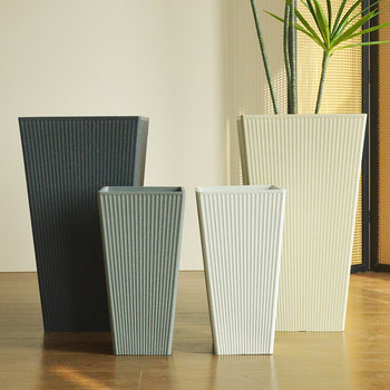 Vazo allçi me gjëdhëndje vertikale, çmimento me pika të zeza