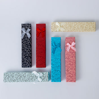 Kuti për byrzylyk me detaje zemrash