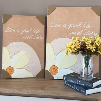 Kanavace me lule në ngjyrën bezhë "Live a good life meet story"