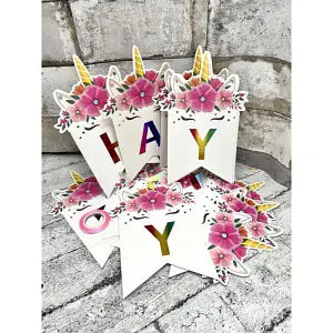 Banner me njëbrirësh me shkrim ''Happy Birthday''
