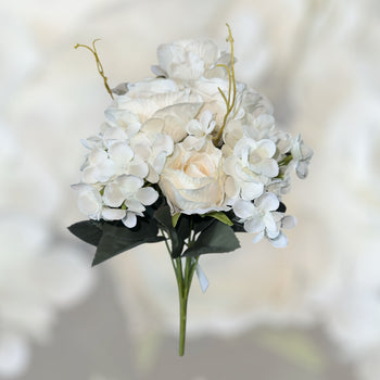 Tufë me trëndafila dhe hydrangea të bardha